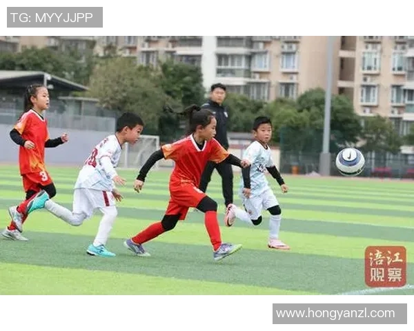 在绿茵场上绽放的爱恋与梦想：一位足球明星的深情故事